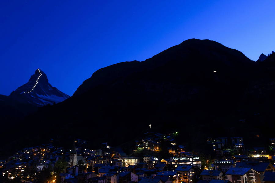 Espectacular vista del monte Cervino, iluminado en todo su trayecto hasta la cumbre para conmemorar el 150 aniversario de la primera ascensión a la cima suiza.