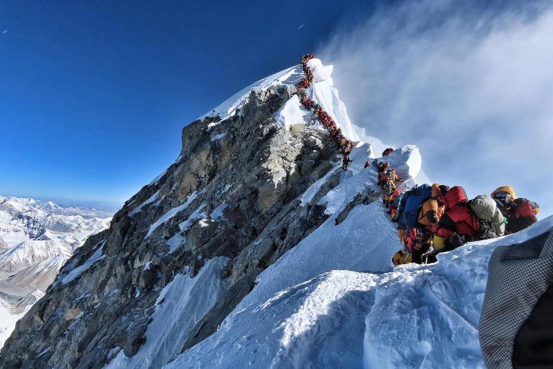 Un centenar de 'turistas' alpinistas aguardan para hacer cumbre en el Everest esta semana. 