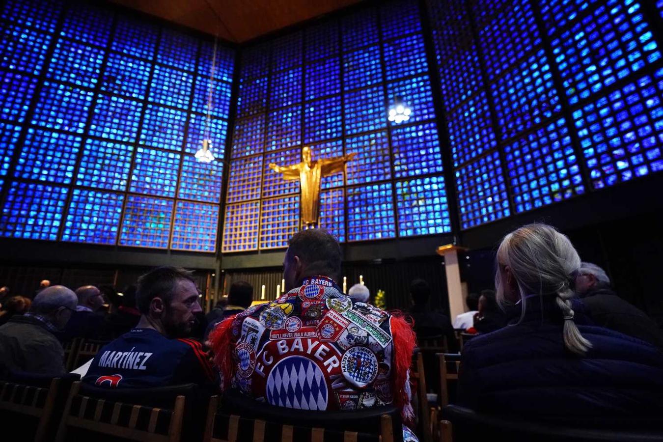 Aficionados del Bayern Múnich asisten a una misa en una iglesia evangélica luterana de Berlín, horas antes de la final de la Copa de Alemania que disputarán el Bayern y RB Leipzig