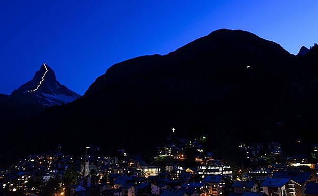 Espectacular vista del monte Cervino, iluminado en todo su trayecto hasta la cima para conmemorar el 150 aniversario de la primera ascensión a la cima suiza. 