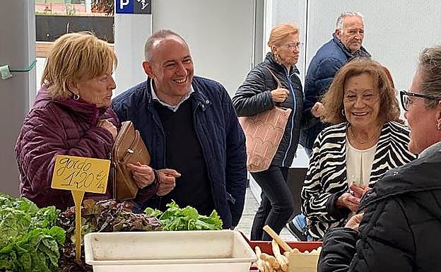 Ramiro González ante uno de los puestos de la plaza de Santa Bárbara.