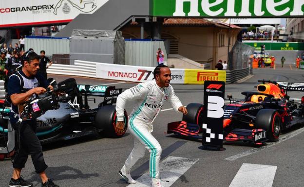 Lewis Hamilton celebra la 'pole' en Mónaco. Afp