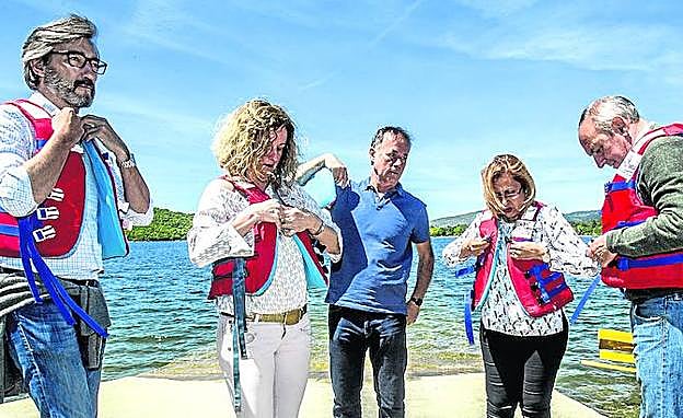 Ninguno de los políticos se olvida de atarse el salvavidas para evitar sorpresas.