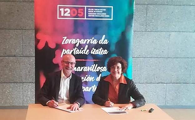 Francina Alsina eta Pablo Gonzalez, hitzarmena sinatzen.