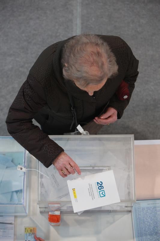 Los vecinos del Casco Viejo y Coronación han acudido a votar a Aldabe.