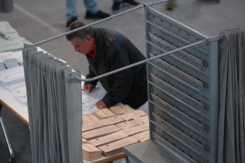 Los vecinos del Casco Viejo y Coronación han acudido a votar a Aldabe.