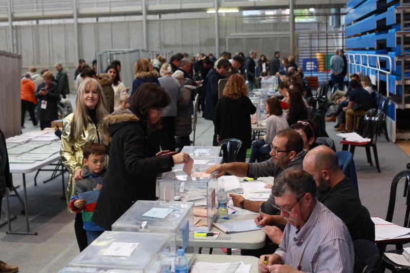 Las urnas se llenan de sobres en Airznabarra.