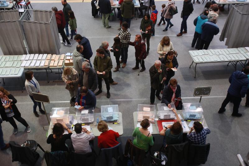 Las urnas se llenan de sobres en Airznabarra.