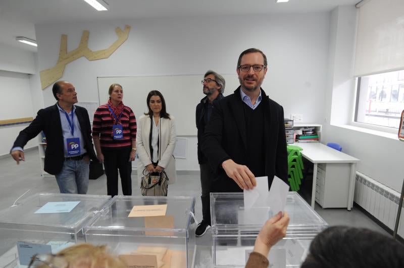 JAvier Maroto (PP) ha votado en el colegio Sagrado Corazón.