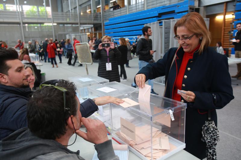 Arantxa Becia, candidata a diputada general por Podemos, ha votado en el polideportivo de Ariznabarra.