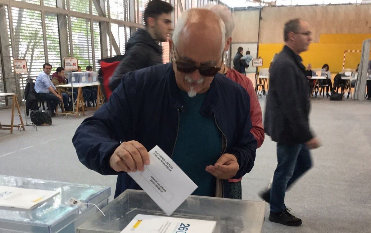 Fernando López Castillo, candidato a la Alcaldía de Vitoria por Podemos,ha acudido a votar al Centro municipal Aldabe.