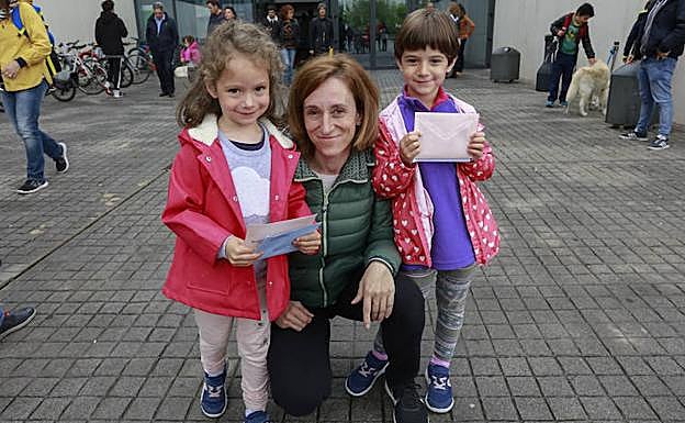 Amaia y Saioa practican ya con los sobres para cuando puedan votar.