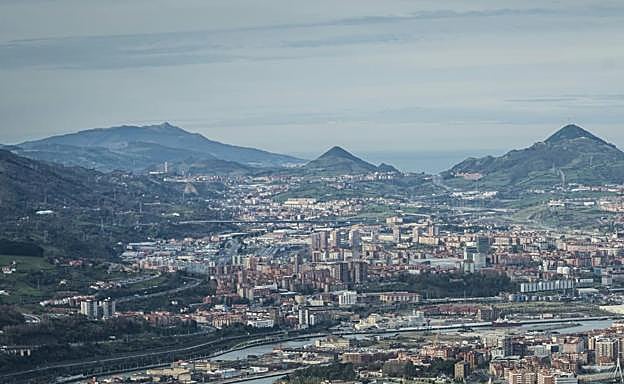 La primera cumbre a la izquierda es el monte Cerredo, visto desde Bilbao.