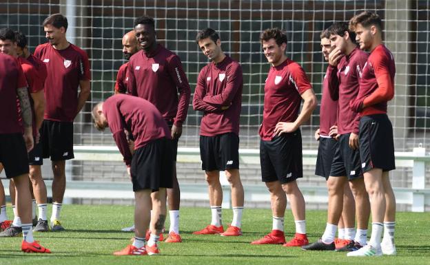 Los jugadores, en el último entrenamiento de la temporada en Lezama.