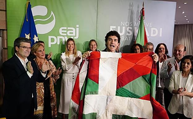 Unai Rementeria, eufórico con la ikurriña en la comparecencia ante la los medios.