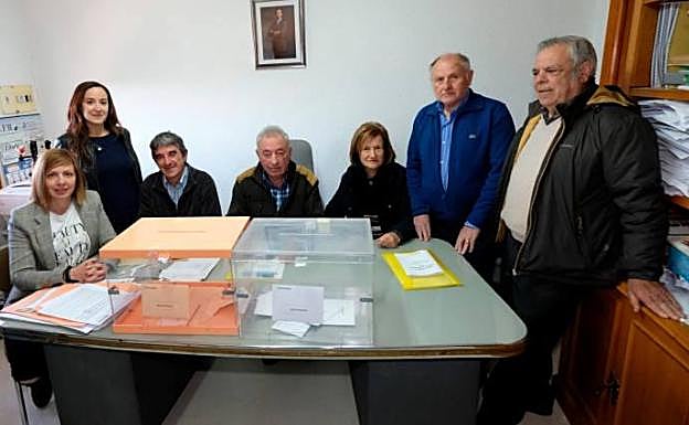 Todos los años se ponen de acuerdo para asistir a la misma hora a meter las papeletas en la urna. 