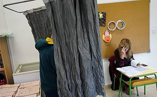 Lo que dice la ley sobre urnas, cabinas y papeletas