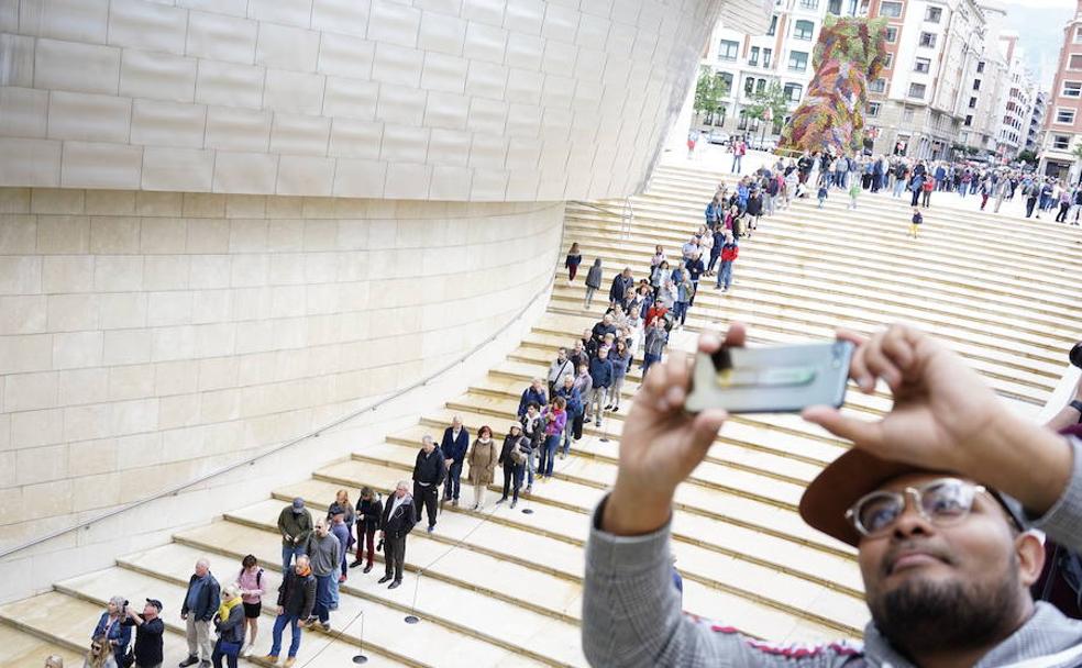 Colas de cruceristas para entrar el Guggenheim.