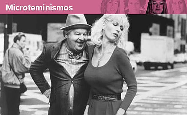 Benny Hill agarra a una mujer, en una de sus películas.