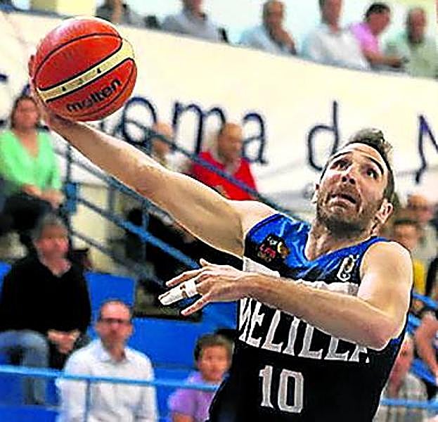 El anular izquierdo entablillado, una constante de Txemi Urtasun este curso.