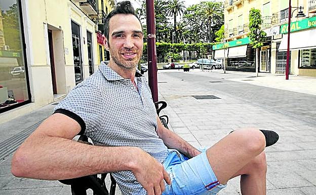 Txemi Urtasun posa para EL CORREO junto a su domicilio en el centro de Melilla.