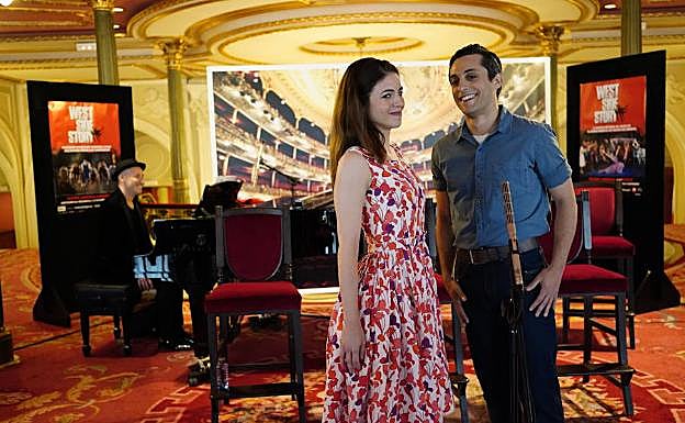 Talía del Val y Javier Ariano, con Gaby Goldman al piano, después de cantar un fragmento de 'West Side Story'. 