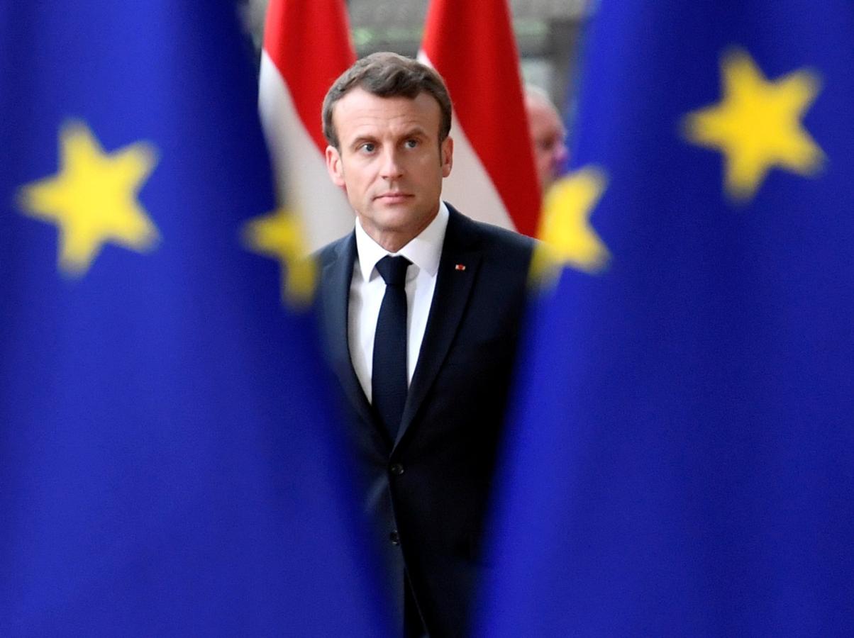El presidente francés, Emmanuel Macron, llega a la cumbre de líderes de la Unión Europea tras las elecciones al Parlamento Europeo, para discutir quién debe dirigir el ejecutivo de la UE durante los próximos cinco años, en Bruselas