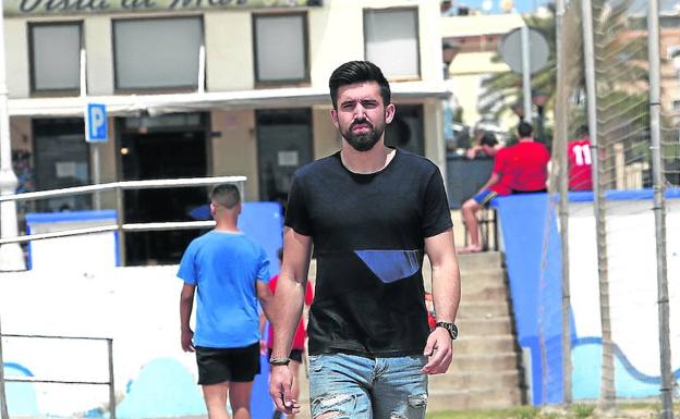 Josep Franch accede a la playa de San Lorenzo en Melilla. 