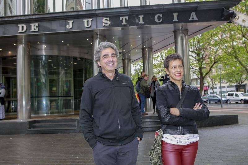 Patxi Nikolau y Marta Macho en los juzgados de Vitoria donde han de clarado sobre la OPE de Osakidetza.