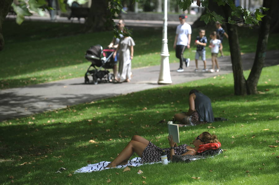 Varias personas disfrutan de un caluroso día en el parque.