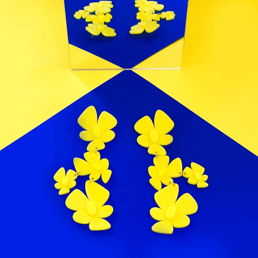 Este tipo de diseños en formato XL y a todo color son capaces de potenciar los vestidos más sencillos. Además, los expertos recomiendan utilizarlos con peinados que retiren el cabello de la cara para que ganen todo el protagonismo