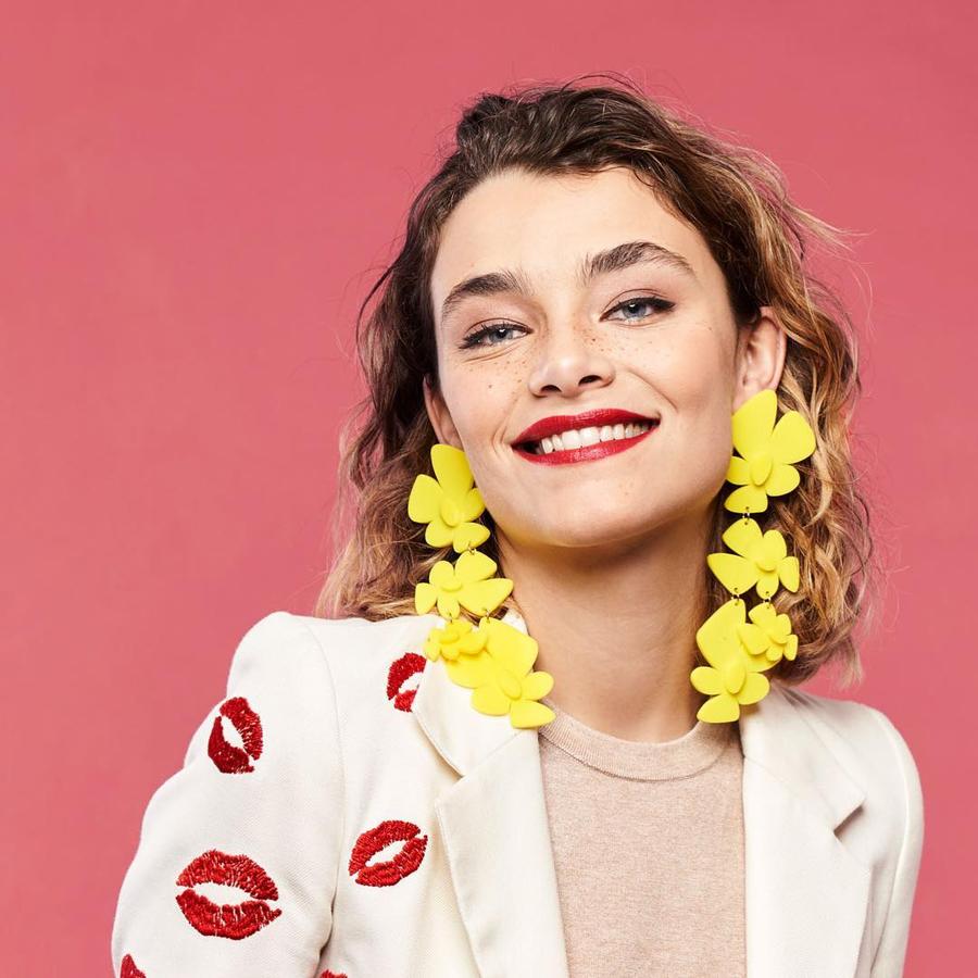 Este tipo de diseños en formato XL y a todo color son capaces de potenciar los vestidos más sencillos. Además, los expertos recomiendan utilizarlos con peinados que retiren el cabello de la cara para que ganen todo el protagonismo