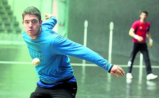 Iker Irribarria, durante el entrenamiento de ayer en el Frontón Bizkaia junto a Jokin Altuna.