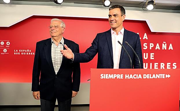 El presidente del Gobierno en funciones, Pedro Sánchez, y el candidato socialista a las elecciones europeas, Josep Borrell (i), valoran los resultados electorales de este domingo en la sede del PSOE en Madrid.