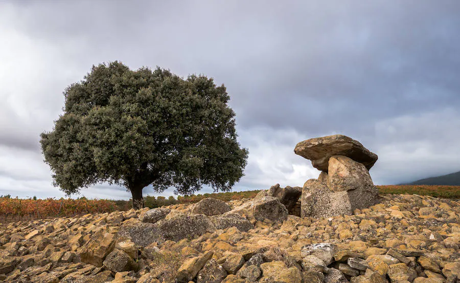 La Chabola de la Hechicera, Elvillar (Álava) es uno de los dolmenes más importantes de Euskadi, también construido con finalidad funeraria, ya que se encontraron restos humanos junto a otros objetos cuando fue descubierto en 1935.