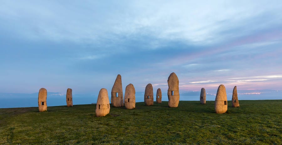 Campo de la Rata, A Coruña (Galicia) | Estos megalitos no son históricos pero tienen un gran simbolismo al que algunos atribuyen cierta confluencia de energía, ya que fueron construidos en 2001 en honor a las víctimas de la represión franquista.