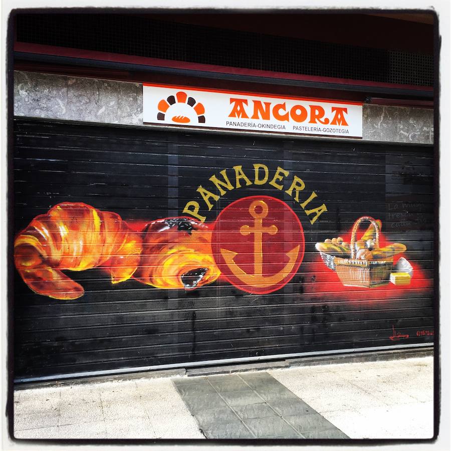 Un apetitoso surtido de pan y bollos anima a comprar en esta panadería situada en la calle Arana, entre las calles Francia y Pedro Orbea.