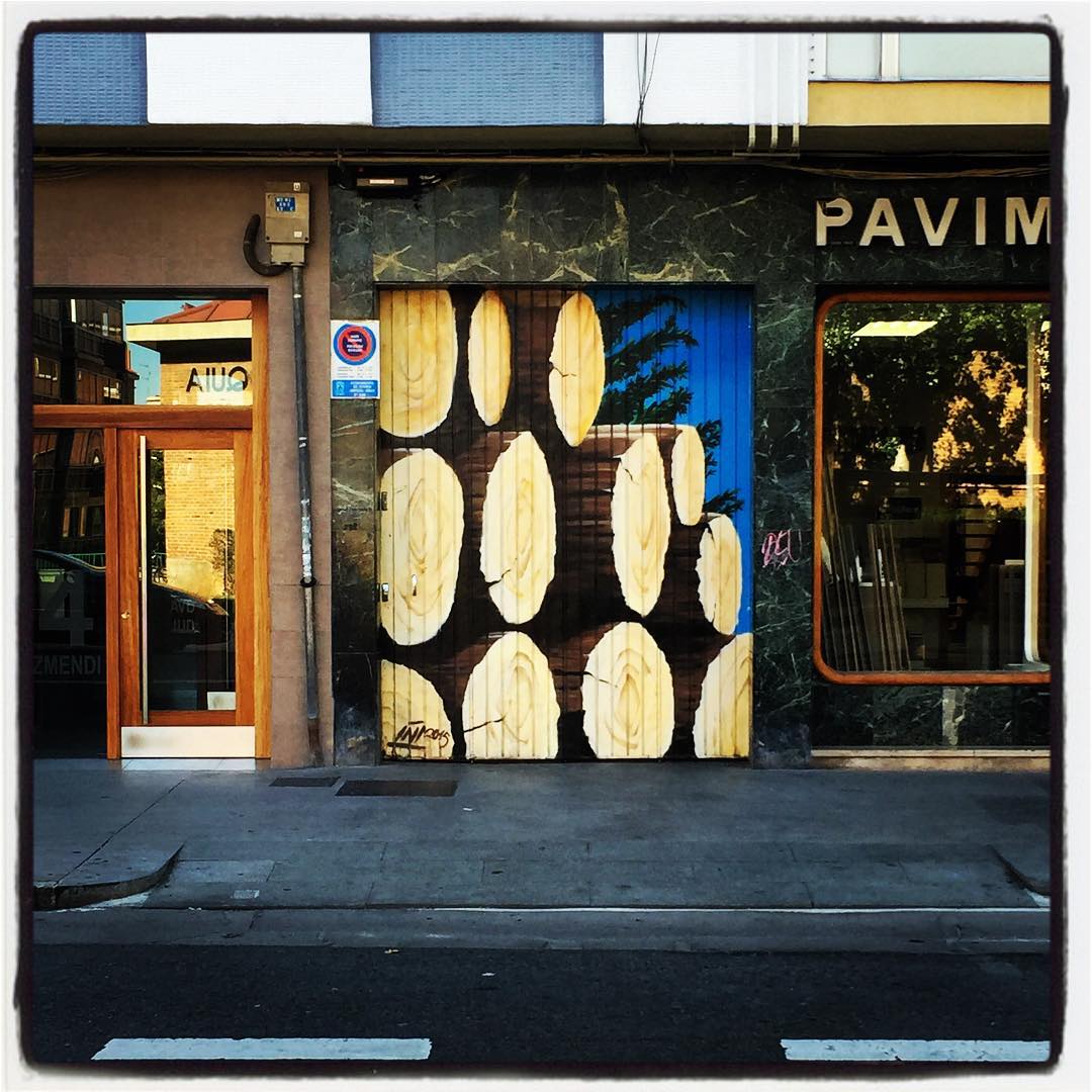 Estos troncos decoran la entrada de una lonja situada en la Avenida Judizmendi, frente a la parroquia San José, en Arana.