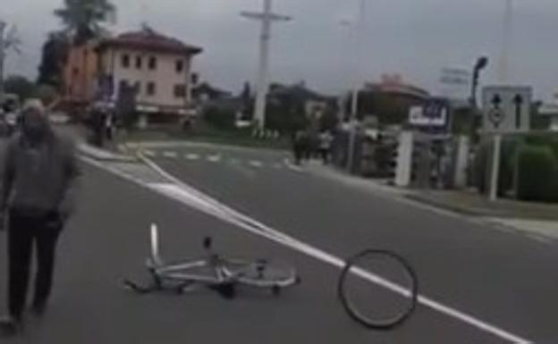 Tira una bicicleta en la carretera justo antes de que pasen los ciclistas