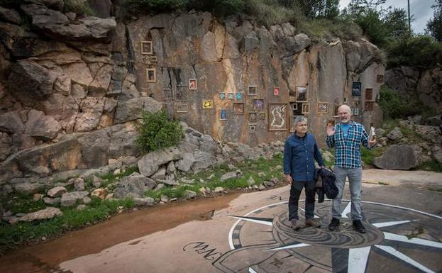 Alberto Palomera y Robert Garay durante la presentación ayer de su trabajo en la cantera de Ereño. 