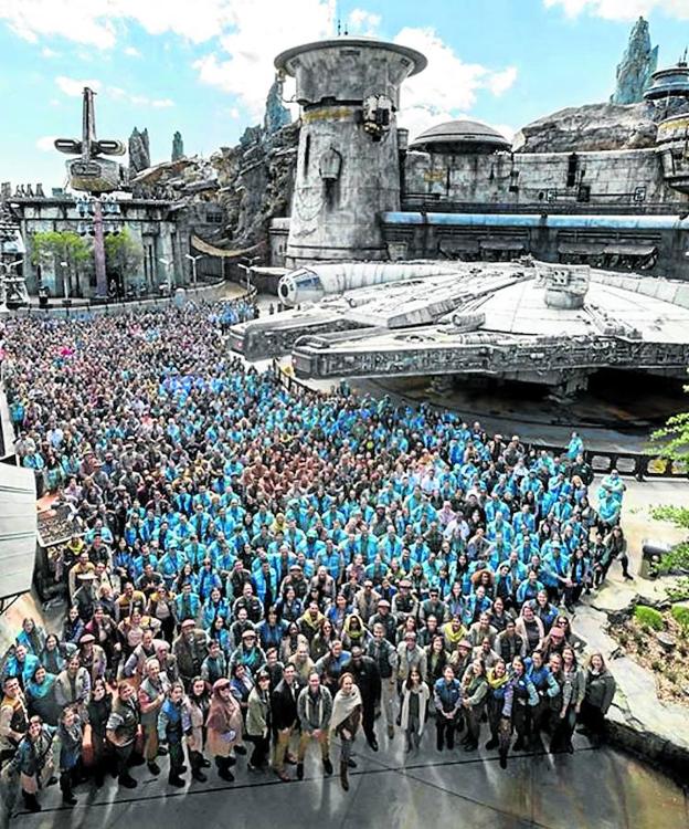 Los trabajadores de Galaxy's Edge, junto al 'Halcón Milenario'.