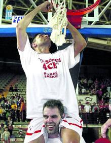Imagen secundaria 2 - Arriba, Rodríguez, Iker López, Lucho, Iglesias y Patrik, en pleno júbilo. Abajo a la izquierda, Venson Hamilton abraza a un jovencísimo Javi Salgado. A la derecha, Jorge García sujeta a Maluenda mientras corta la red de la canasta.