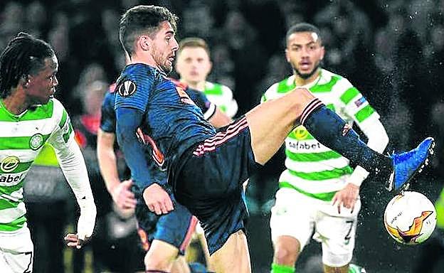 Sobrino intenta controlar el balón en el partido de Europa League ante el Celtic.