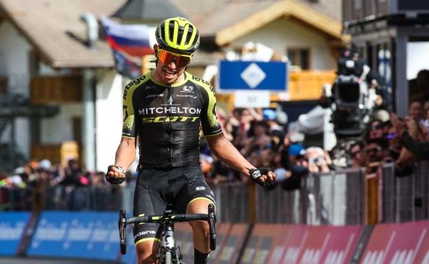 Esteban Chaves celebra su victoria en San Martino di Castrozza.