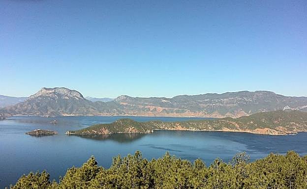 El pueblo está junto a una montaña con silueta de mujer (tumbada) a la que los lugareños veneran como diosa y llaman Gemu. 