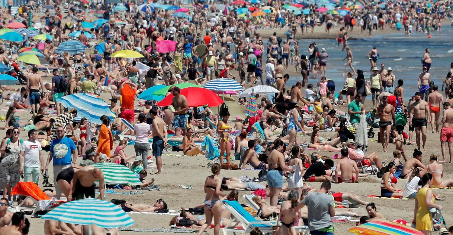 Un gran número de personas se ha acercado en el primer día de junio a la playa de la Malavarrosa para disfrutar del buen tiempo y de las altas temperaturas.