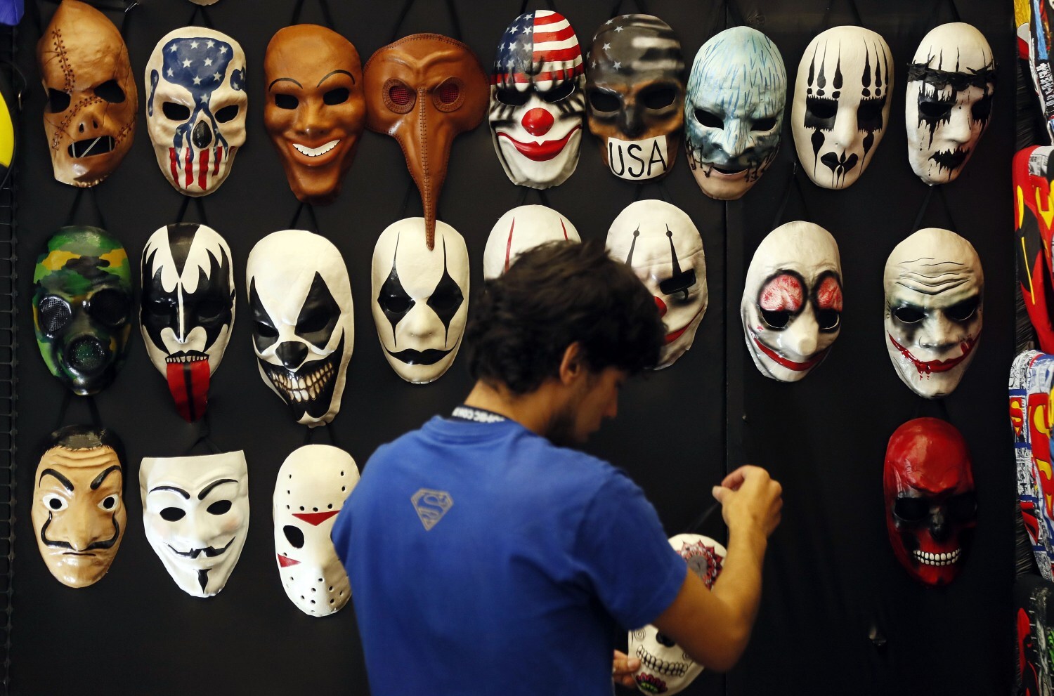 Un expositor ordena máscaras durante la segunda edición de la Comic Con Colombia en Bogotá (Colombia). 