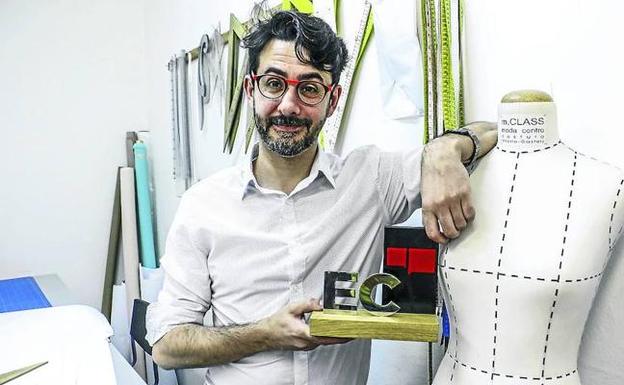 El diseñador Domingo Orive, elegido 'Alavés de abril' por EL CORREO, con el trofeo. 