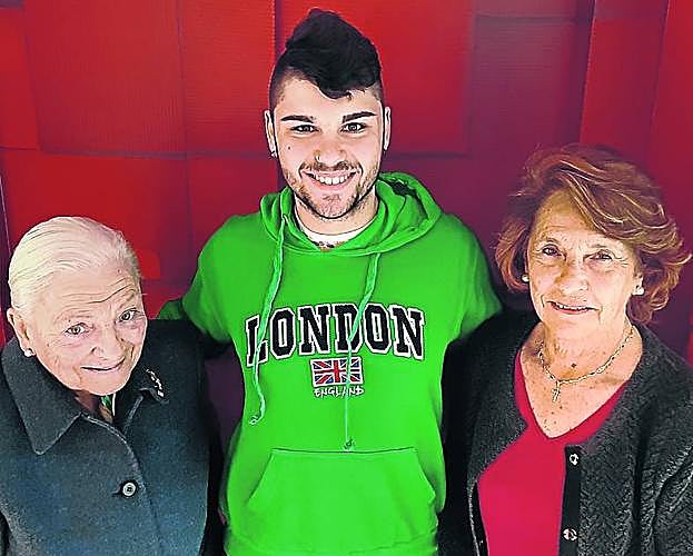 Gaizka, estudiante, con dos antiguas damas, Begoña y Mercedes.