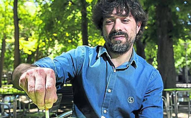 Rafael Llavador simula apagar su último cigarro.